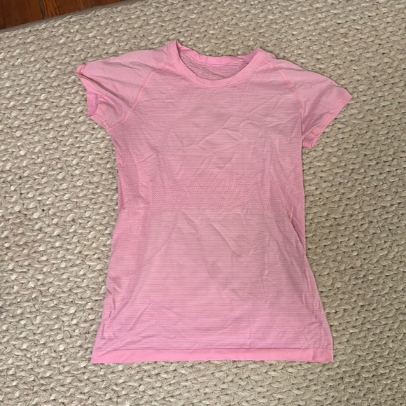 Pink lululemon swiftly size 8
-great condition 
-true to size
-comfy fabric - Picture 1 of 2